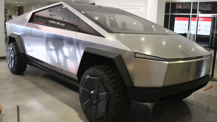 Илон Маск анонсировал новую модель Cybertruck с отдельным двигателем для каждого колеса