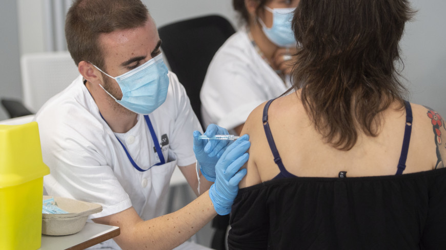 Борьба с COVID-19: В Европе предлагают вакцину в барах и парикмахерских