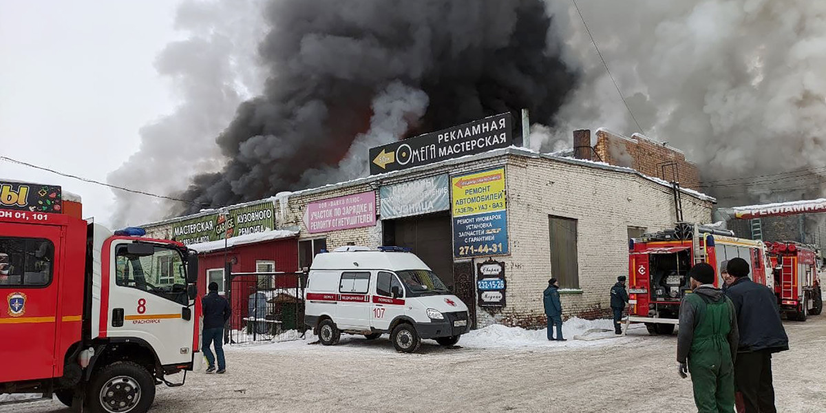 Троя пожар. Пожар в Красноярске. Пожар на складе Красноярск. Пожар Автотрейд в Красноярске. Пожарные Красноярск.