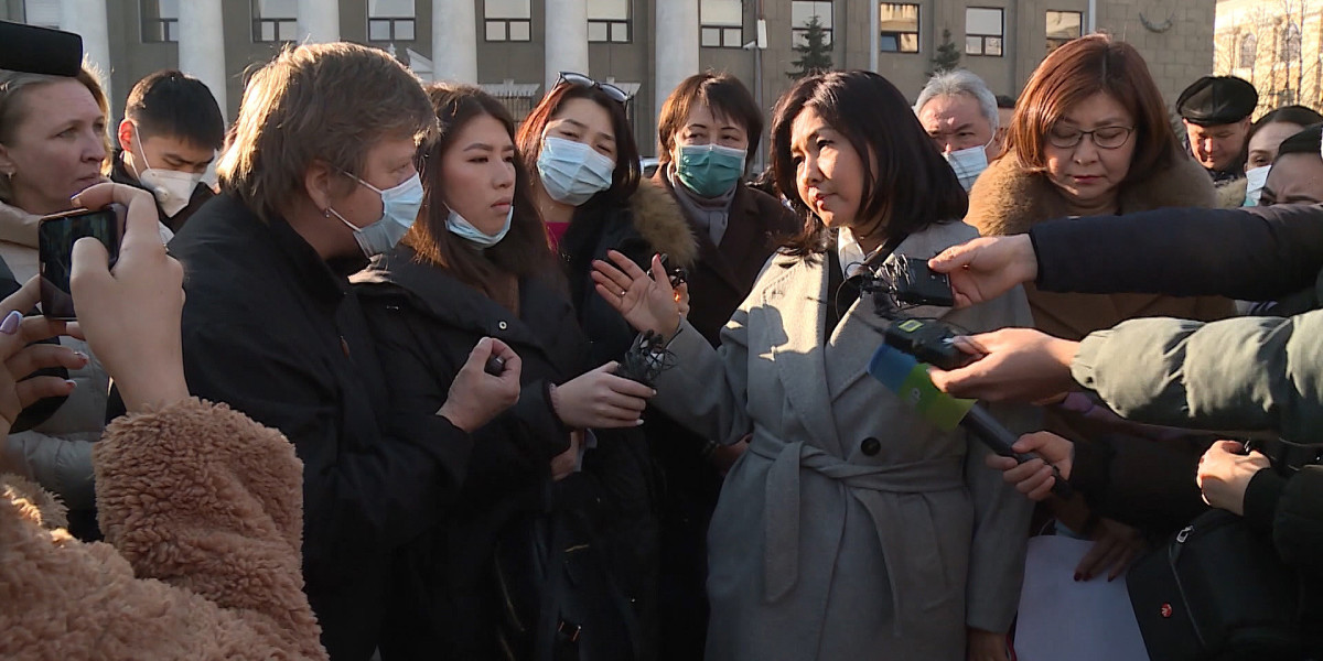 Житель бишкека. Гимназия 33 Бишкек. Школьники на митинге. Митинг Бишкек. Люди на митинге.