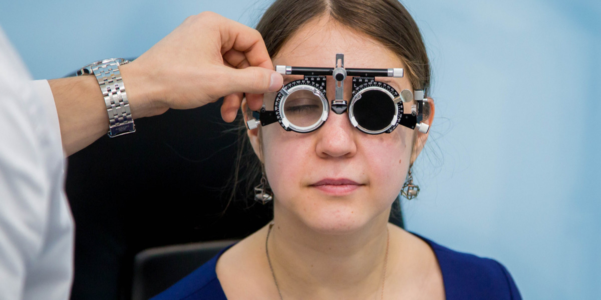 Ухудшение зрения в сумерках. Очки для телевизора для зрения. Глаз общество. Казашки в очках офтальмологических для зрения.