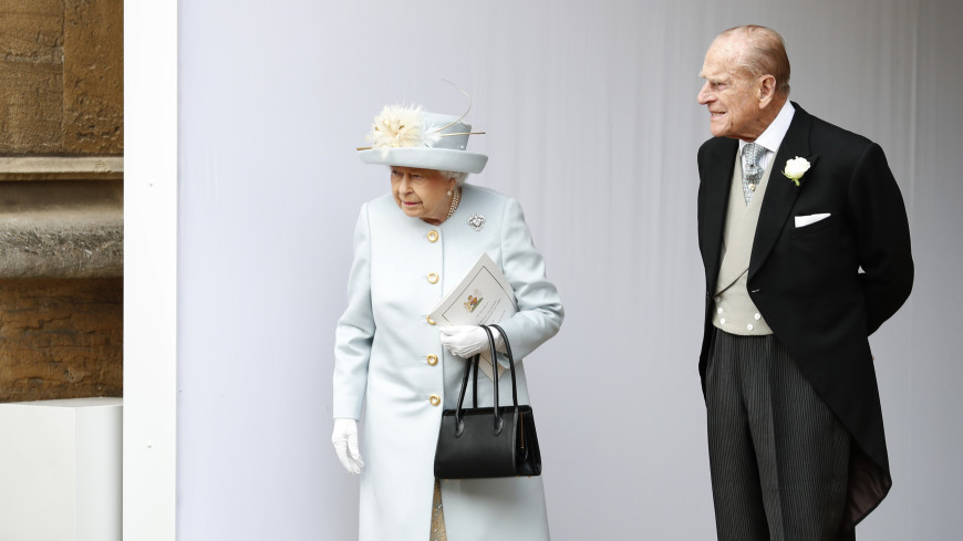 Елизавета II и принц Филипп привились от коронавируса