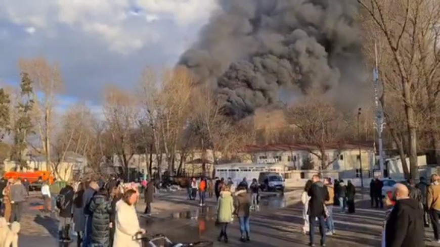 На складе в парке Горького в Москве произошел пожар