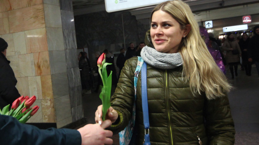 С музыкой и цветами: полицейские Москвы в метро поздравили женщин с 8 Марта