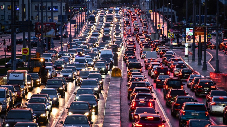 Число машин на дорогах Москвы приблизилось к доковидным значениям