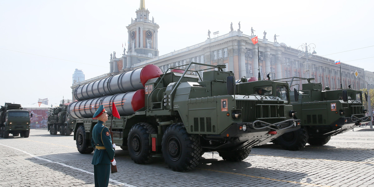 12 24 военное. Самый большой военный тягач на параде.