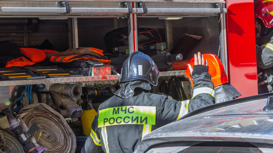 Огонь охватил административное здание и стройматериалы в Екатеринбурге