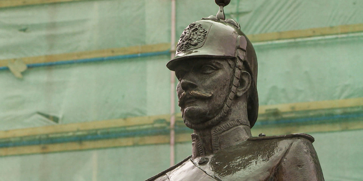 Памятник перенесли. Памятник городовому в Санкт-Петербурге. Памятник городовому Омск. Памятник городовому в Питере. Памятник городовому в Уфе.