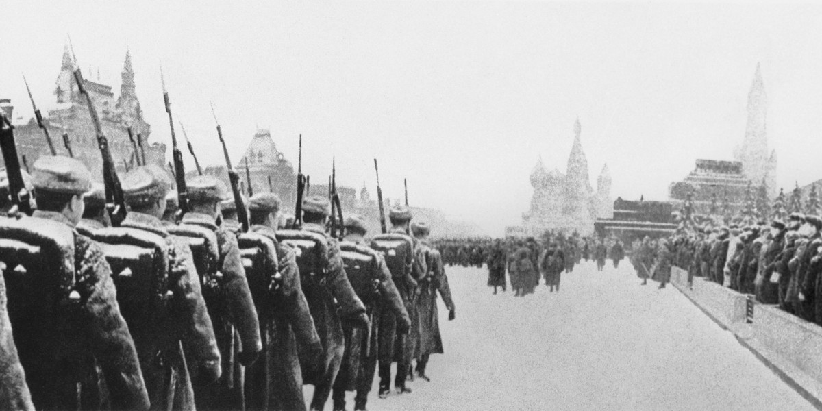 Парад на площади 7 ноября 1941. Парад ВОВ 1941. Октябрьский парад 1941 года. Парад 22 ноября 1941. Буденный военный парад на красной площади в Москве 7 ноября 1941 года.