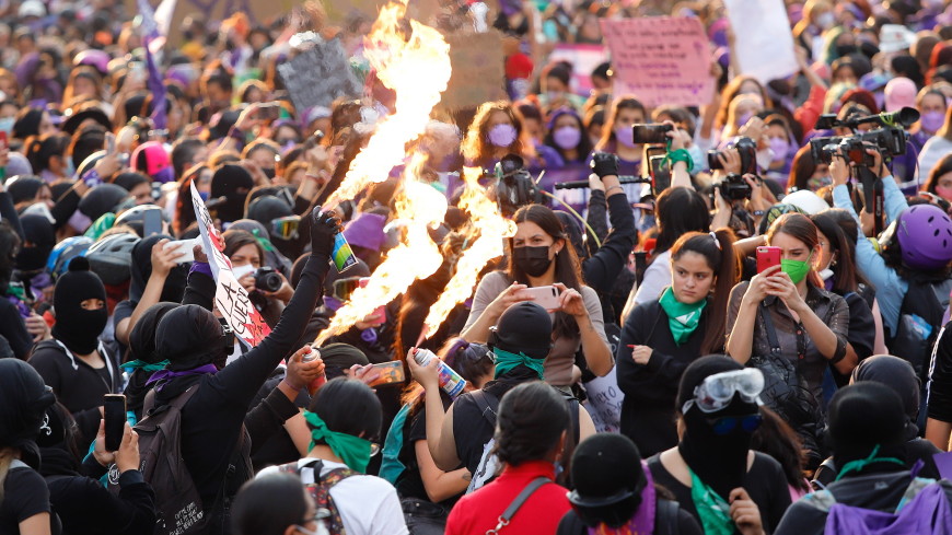 Протестующих за права женщин в Турции и Мексике разогнали слезоточивым газом
