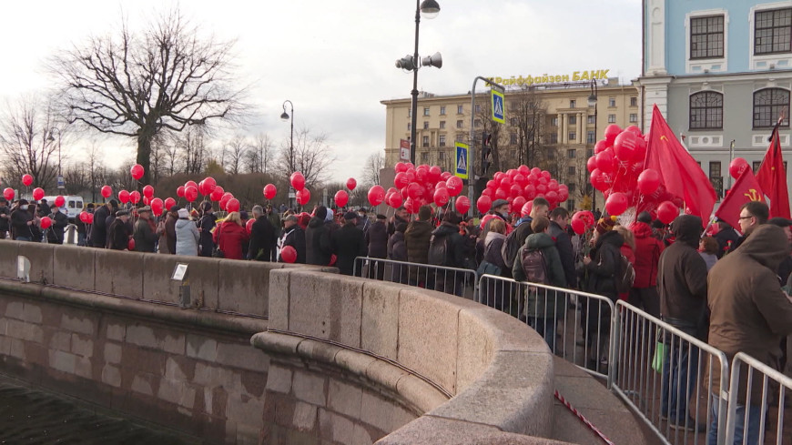 Революции спб. Октябрьская революция СПБ. Октябрьская революция 1917 года. День Октябрьской революции 1917. 7 Ноября революция 1917.