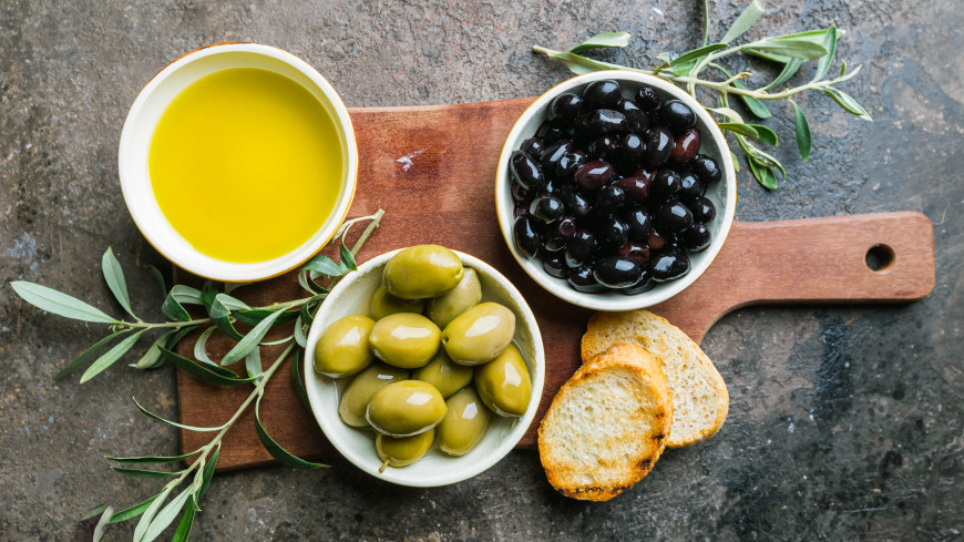«Снижают риск развития онкологии»: диетолог рассказала о пользе оливок и маслин