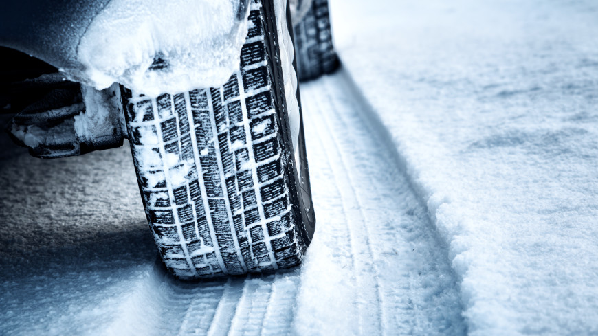 «Бей по педали тормоза!»: эксперт – о главных правилах вождения во время снегопада и гололедицы