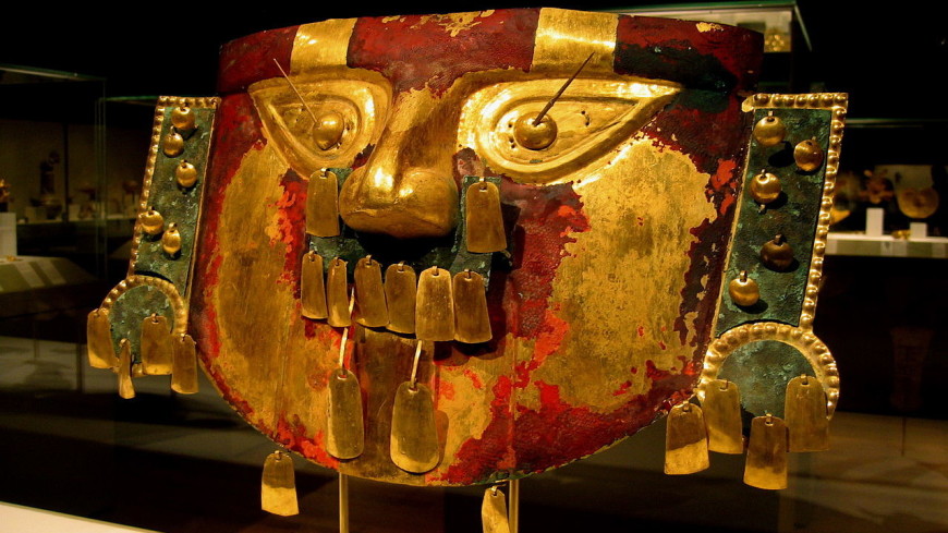 На древней маске из Перу обнаружили следы человеческой крови