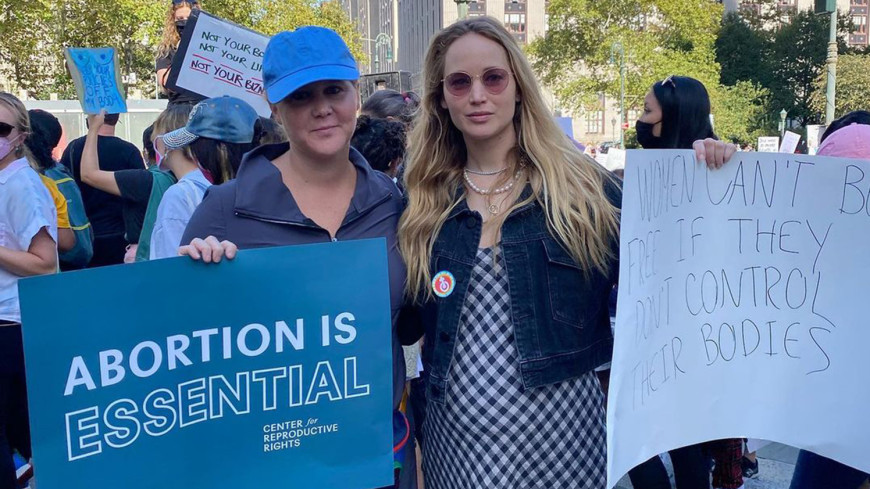 Беременная Дженнифер Лоуренс вышла на митинг за право на аборт