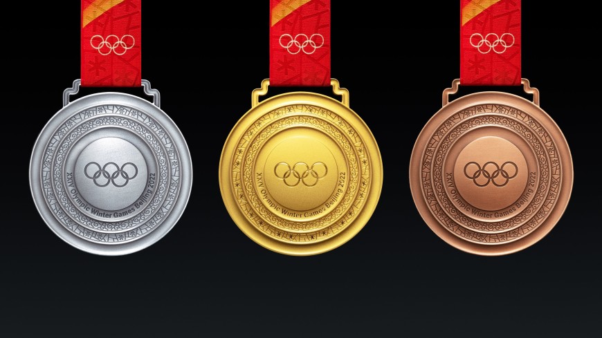 Спортдайджест: представлены медали ОИ-2022, сыгран самый высотный матч в теннисе, легенда американского футбола выкупил мяч у фаната