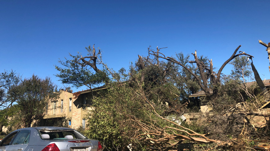 Торнадо в Техасе: разрушены дома, линии электропередачи, десятки машин