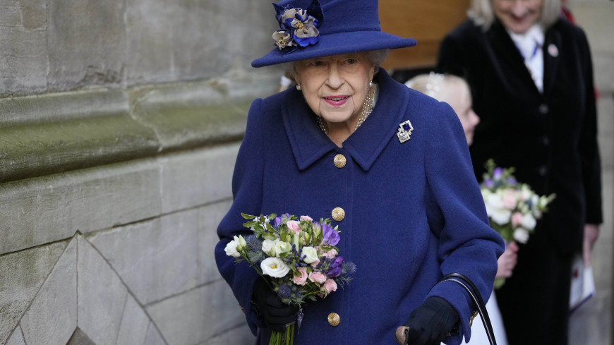 Королева Елизавета II впервые вышла в свет с тростью без показаний врача
