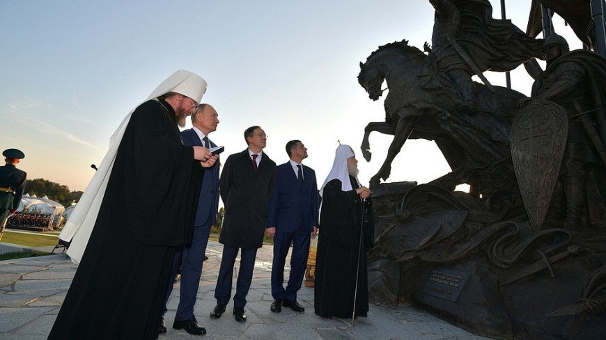 Памятник Александру Невскому открыли на Чудском озере