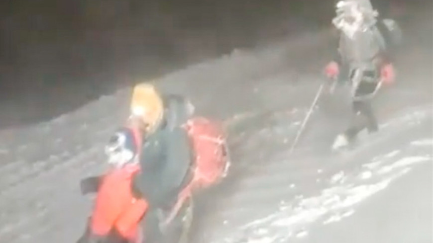 Из-за бурана спасатели не могут спустить тела альпинистов к подножию Эльбруса