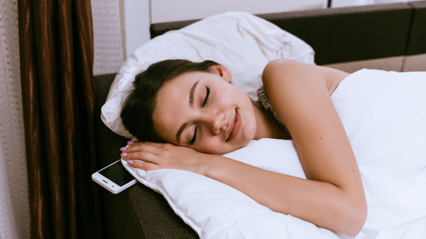 Эксперты объяснили, почему опасно спать с телефоном под подушкой