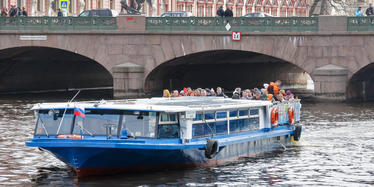 Заканчиваться питер. Теплоход Москва река. Канал реки. Реки и каналы Петербурга. Теплоходные прогулки по Санкт-Петербургу.