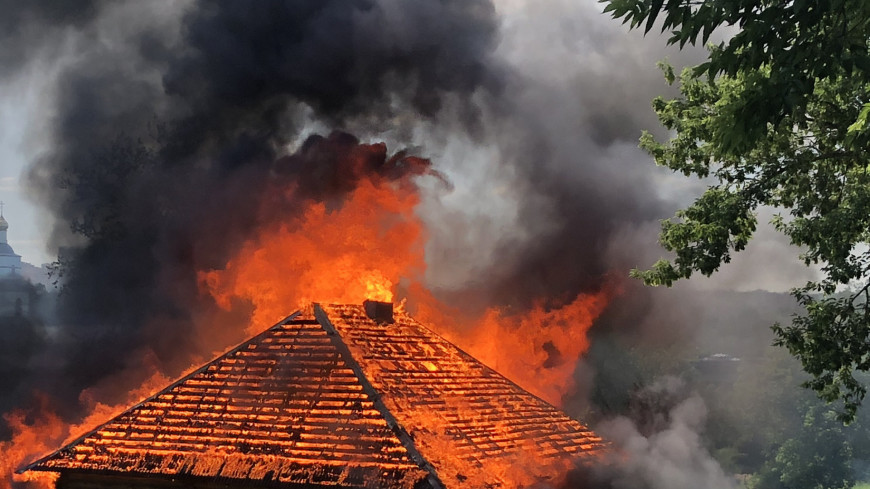 Пожар уничтожил 10 домов в Новгородской области