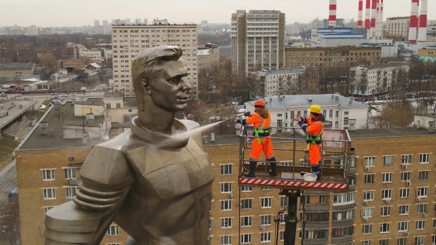 Очистите статую. Памятник грязи в Москве. Очистка памятников от грязи. Чистит памятник. Памятник и очистить от грязи.