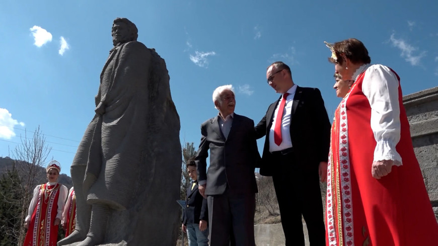 Памятник Пушкину открыли в Армении в честь 30-летия дипотношений между Ереваном и Москвой