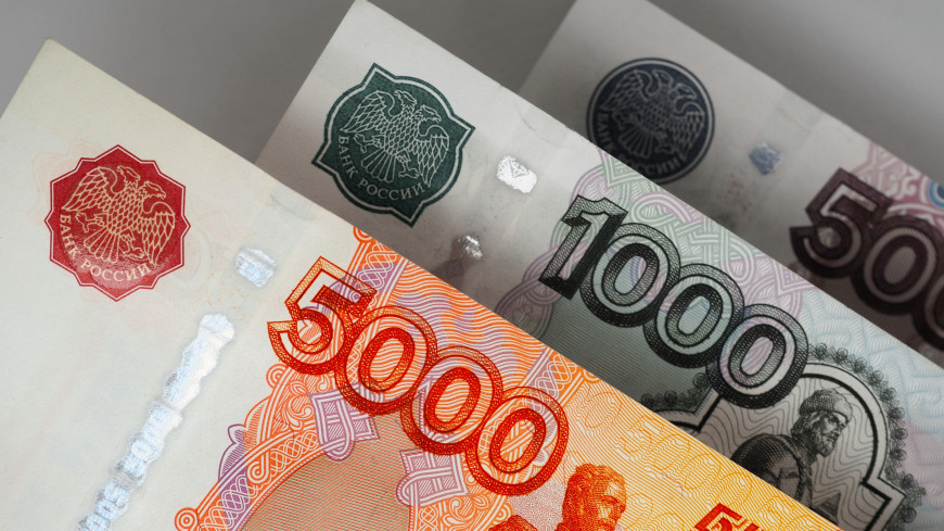 Российский рубль растет к доллару и евро на открытии торгов во вторник