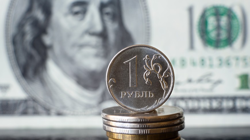 Рубль в начале торгов на Мосбирже укрепляется к доллару и евро