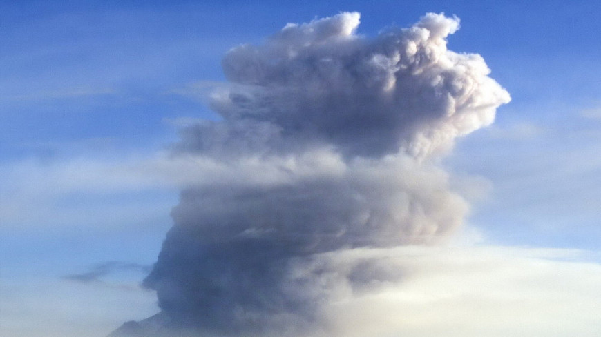 Вулкан Шивелуч выбросил пепловый столб на высоту в 6 тысяч метров