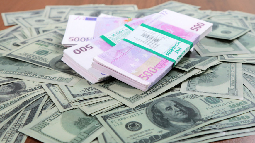 Доллар и евро растут в начале торгов на Мосбирже в четверг