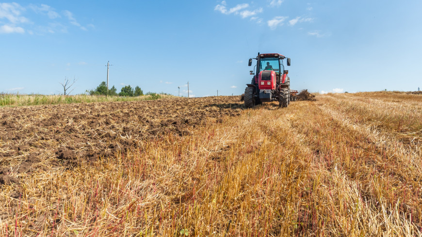 Время сеять: в хозяйствах Калмыкии в самом разгаре полевые работы
