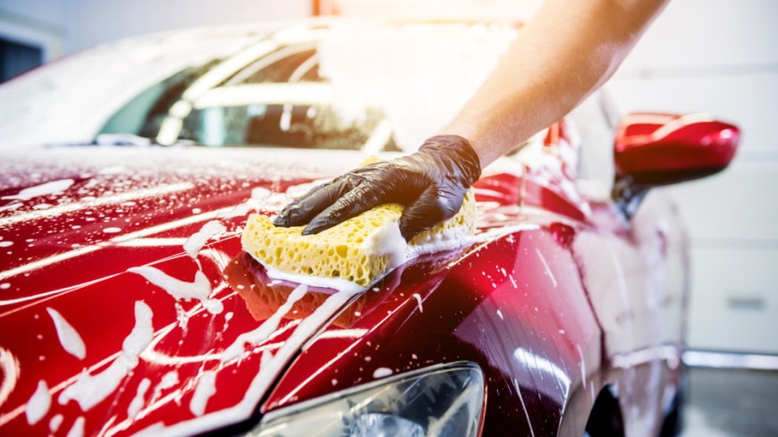 Пеной или щетками: как правильно мыть машину
