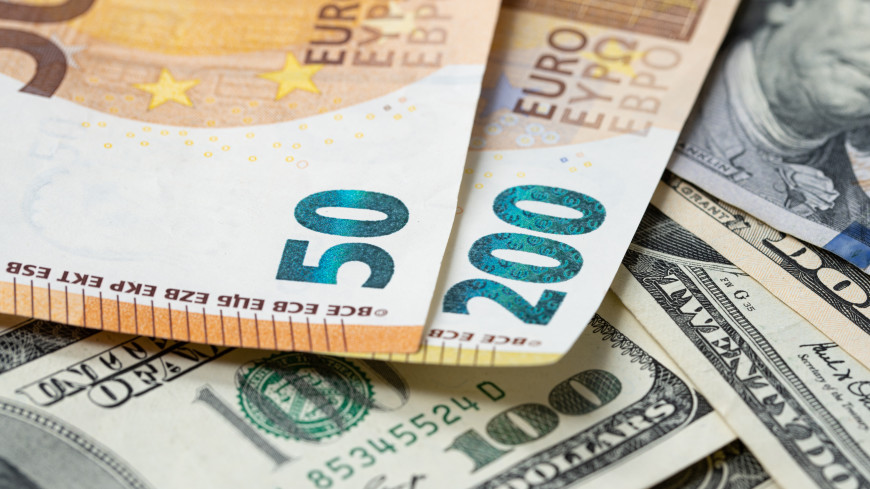 Доллар и евро снизились на Мосбирже