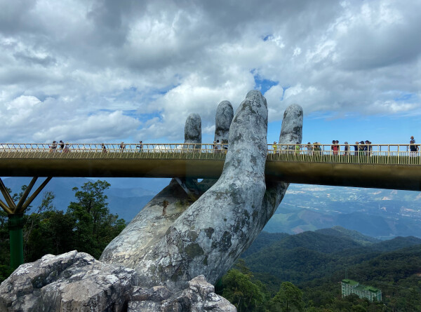 Гигантские каменные ладони: почему мост &laquo;Рука Бога&raquo; привлекает туристов со всего мира во Вьетнам?