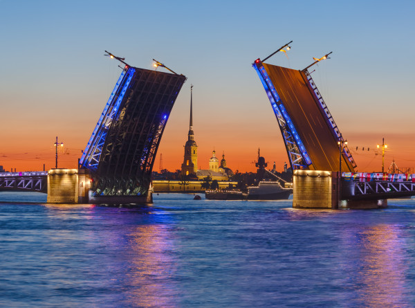 Звуки мужества: Дворцовый мост в Петербурге развели под Седьмую симфонию Шостаковича