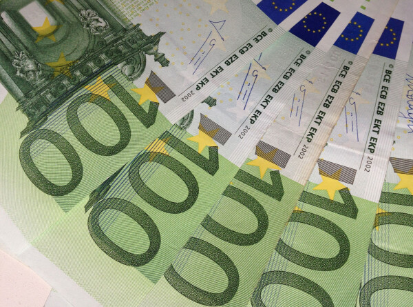 Курс евро на Мосбирже опустился ниже 59 рублей