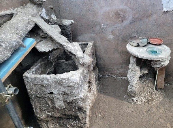 В доме небогатых жителей Помпеев нашли остатки утвари и курильницу