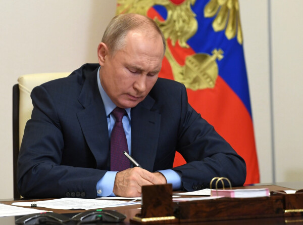 Путин подписал указ об учреждении звания «Мать-героиня»