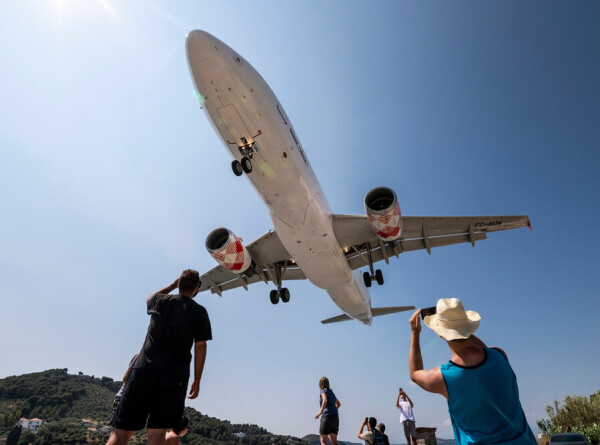 На пляже в Греции самолет пролетел прямо над головами отдыхающих