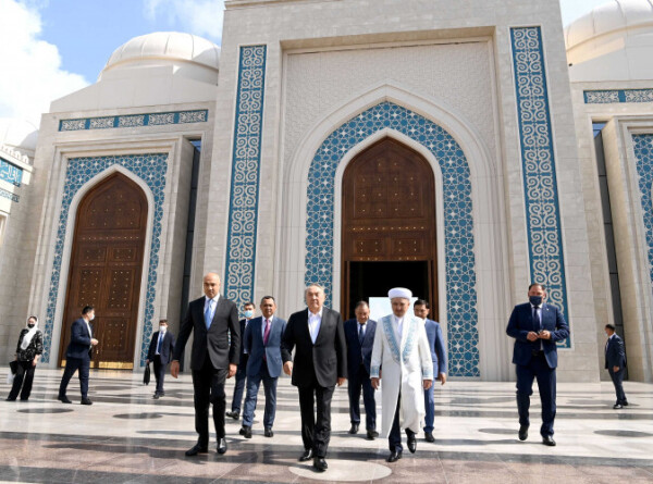 Самую большую в Центральной Азии мечеть открыли в Нур-Султане