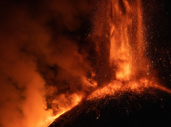 Фонтаны раскаленного огня: извержение вулкана вблизи Рейкьявика привлекает толпы зрителей