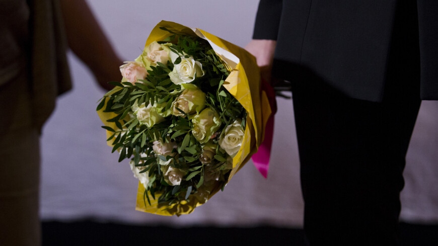 Микеле Плачидо представил на ММКФ новый фильм, букет, цветы, награда, поздравление, 