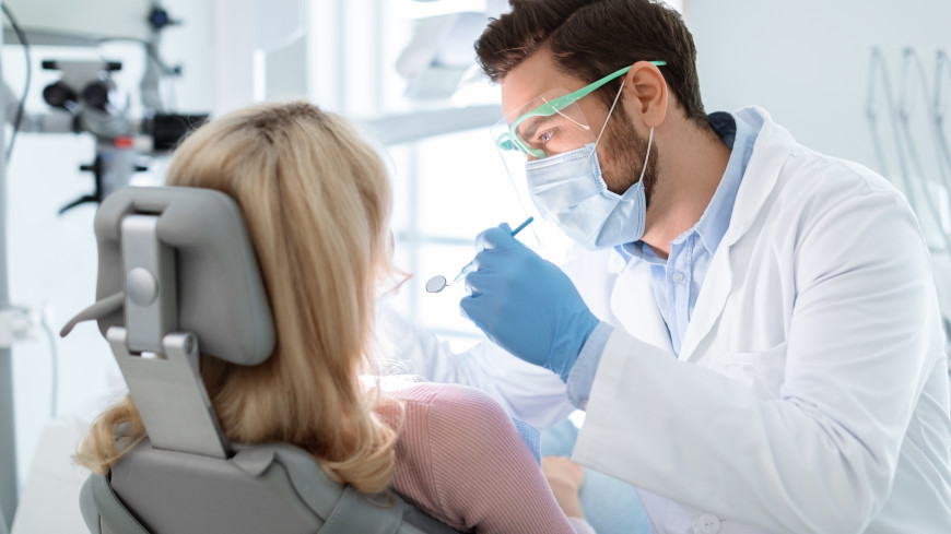 Стоматолог рассказала, что влияет на чувствительность зубов