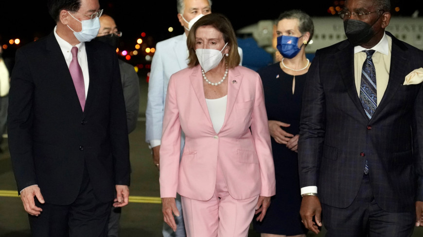 В розовом костюме и медицинской маске: подробности ночного визита Пелоси на Тайвань