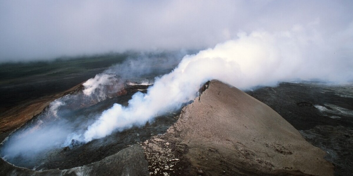 Вулканические образуются в результате. Щитовой вулкан о Гавайи. Извержение вулкана Тоба. Взрыв вулкана. Самый мощный вулкан на земле.