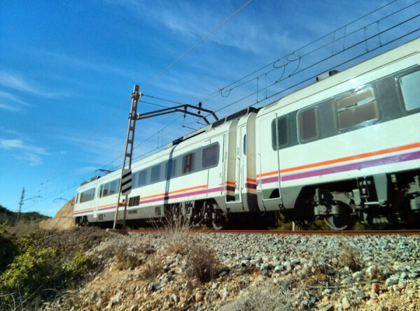 Пассажирский поезд ударился об упавшую скалу в Болгарии