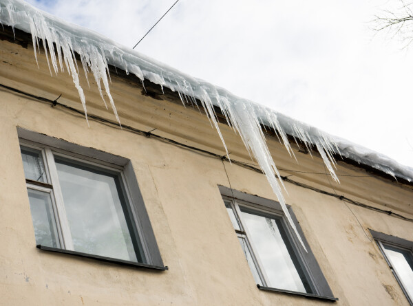 Жители Экибастуза пытаются отогреть трубы в замерзших домах